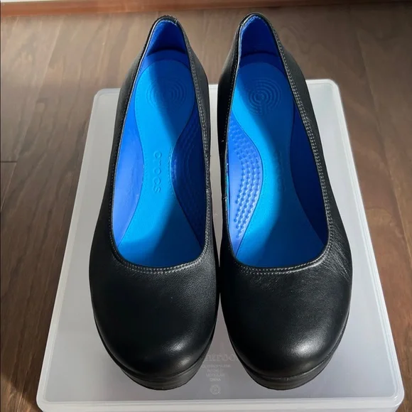 Crocs A-Leigh Closed Toe Wedge - Picture 4 of 9